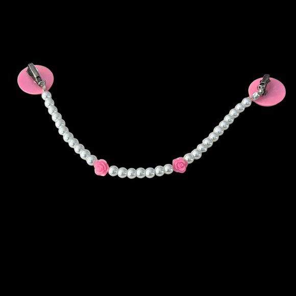 Upcycled sweater clasp/collar clip made with vintage pink clip on earrings - Picture 8 of 8